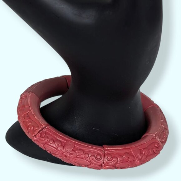 (2/$20) Avon Faux Cinnabar Floral Stretch Bracelet - Picture 3 of 5